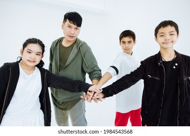 The Dance Teacher And The Students In The Class Hugged And Smiled, Looked At The Camera With A Happy Expression, The Idea Of Relieving The Emotions From Dancing That Ned Was Tired And Encouraged.