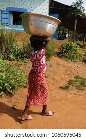 Dangbo Benin November 17 2015 Girl Walks With A Bowl Of Water At Her Head