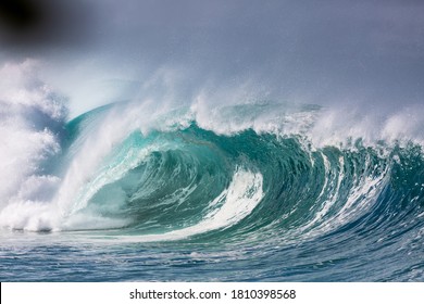 dangerous wave breaking in hawaii north shore
