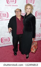 Danny DeVito And Carol Kane At The 5th Annual TV Land Awards. Barker Hangar, Santa Monica, CA. 04-14-07