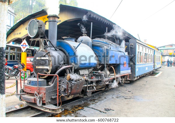 インド グム ダージリングおもちゃの蒸気列車 の写真素材 今すぐ編集