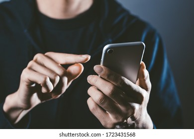 Antecedentes oscuros con una persona con smartphone