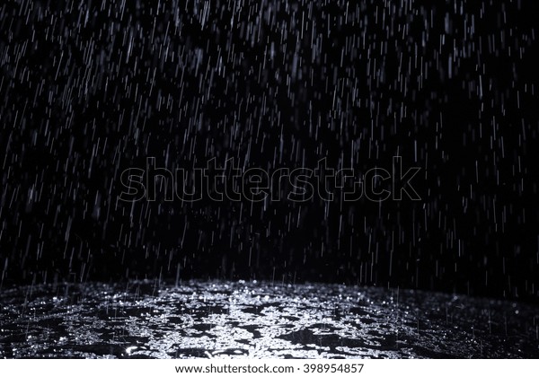 Fundo Escuro Tiro De Chuva Caindo Editar Agora Foto Stock 398954857
