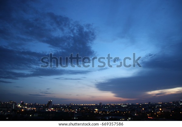 深蓝色云 白光天空背景和城市光午夜时间库存照片 立即编辑