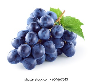 Темно-синий виноград с листьями, изолированными на белом фоне. С обтравочным контуром. Полная глубина резкости.