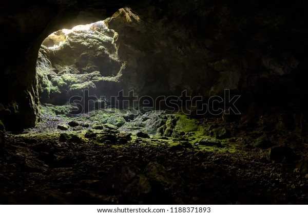 明るい日の光の出口を持つ暗い洞窟 クリミアの自然の洞穴 山の中のカースト洞窟の入り口 地下の洞窟の背景にコピー用スペース の写真素材 今すぐ編集