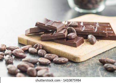 Dark Schokoladenbar und Kakaobohnen auf Küchentisch.
