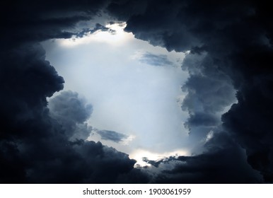 dunkle und dramatische Sturmwolken-Hintergrund