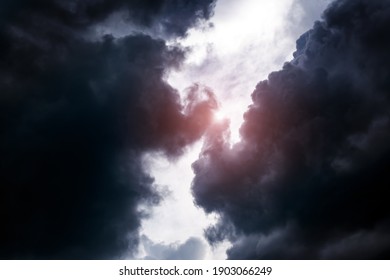 dunkle und dramatische Sturmwolken-Hintergrund