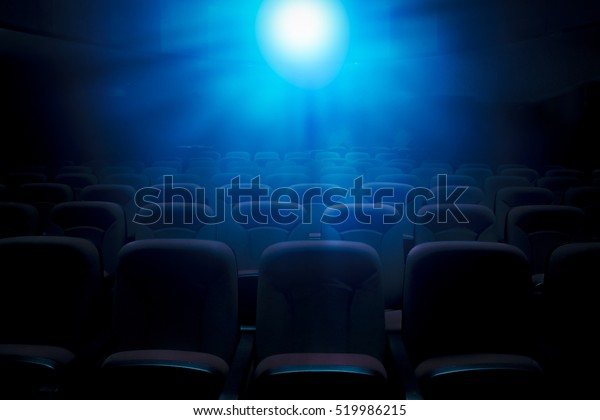 投影灯と空席を持つ暗い映画館 の写真素材 今すぐ編集