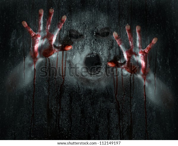 濡れたガラスに血まみれの手を持つ 変形した悪魔やゾンビの暗い恐怖のシーン の写真素材 今すぐ編集