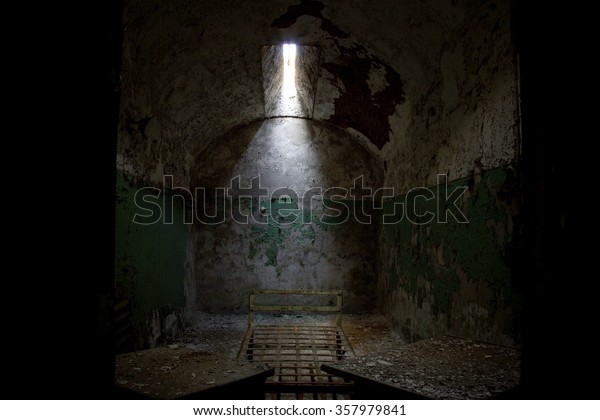 東国刑務所の廃墟の崩壊する汚い壁を持つ暗い監獄の独房 の写真素材 今すぐ編集