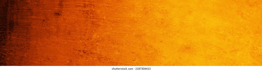 濃い赤のオレンジ色の黄色のテクスチャー。グラデーション。ラフ汚れたコンクリート壁の表面を塗装。接写。背景とデザイン用のスペース。ウェブバナー。広い。パノラマ。不気味な。ハロウィン。                       の写真素材
