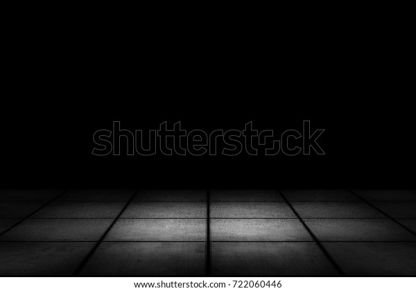 タイル張りの床と黒い背景に暗い部屋 の写真素材 今すぐ編集