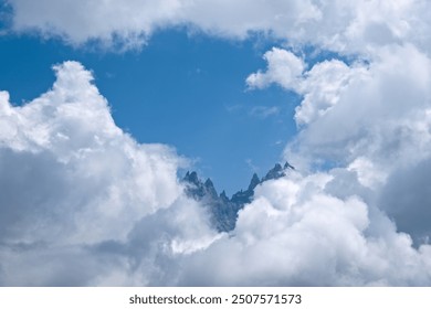 Dark sharp mountains surrounded by clouds
Montagnes sombres et pointues entouréees de nuages