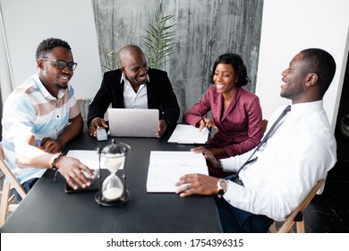 Dark Skinned Members Of The Board Of Directors Discuss The Company's Development Strategy In Office.