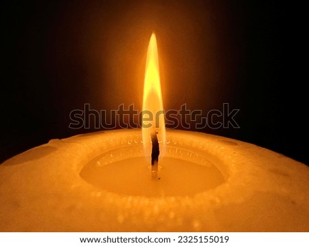 Das Helle Licht einer Kerze erhellt die Umgebung