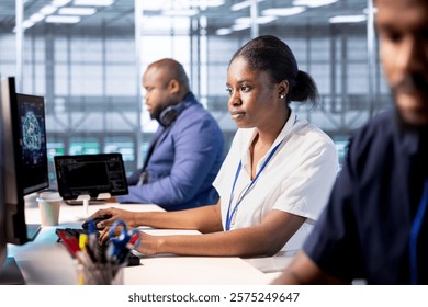 Engenheiros de data center que usam linguagens de programação para construir algoritmos e aplicativos. Funcionários de hub de servidor projetando e implantando arquiteturas de software, depurando e otimizando código