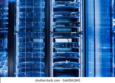 Rechenzentrum im Serverraum mit Serverracks