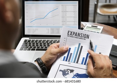 Data Management Performance Graph Concept