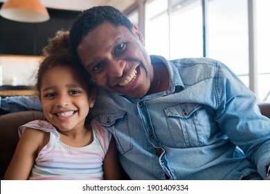 Famille Noire Heureuse Images Photos Et Images Vectorielles De Stock Shutterstock