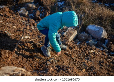 Daughter Grows Like A Boy. The Child Climbs The Hill. Soiled Clothes. Craving For Adventure. Walk Out Of Town. Girl Scrambles Up. Runaway Child. Family Education. Where Did The Girl Go?