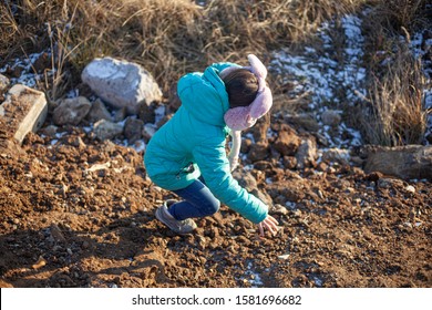 Daughter Grows Like A Boy. The Child Climbs The Hill. Soiled Clothes. Craving For Adventure. Walk Out Of Town. Girl Scrambles Up. Runaway Child. Family Education. Where Did The Girl Go?