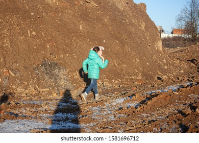 Daughter Grows Like A Boy. The Child Climbs The Hill. Soiled Clothes. Craving For Adventure. Walk Out Of Town. Girl Scrambles Up. Runaway Child. Family Education. Where Did The Girl Go?