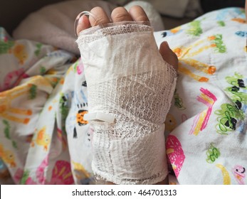 Daughter Hand Splint Bandage.