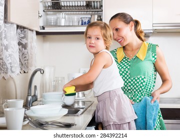 Daughter Mother Washing Dishes Kitchen Stock Photo 284392214 | Shutterstock