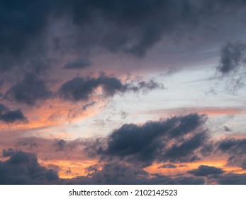 Ciel de l'aube au coucher du soleil avec des couleurs orange et bleue avec des nuages foncés, ce paysage s'est produit au Japon dans la région de Tohoku vers 18h30 en été.