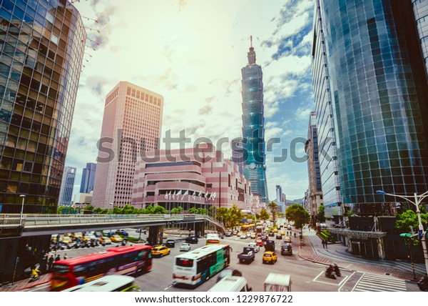 台北市の人通りの多い街角に歩道橋が見える夜明けの眺めと台北101タワーと新吉地区の世界貿易センターとの間の風景ラッシュアワーの中台北の美しい風景 の写真素材 今すぐ編集