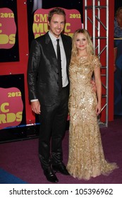 Dax Shepard And Kristen Bell At The 2012 CMT Music Awards, Bridgestone Arena, Nashville, TN 06-06-12