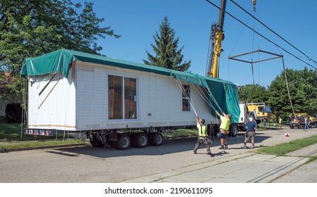 Dayton, Ohio - August 11, 2002: According To Manufactured Home News, Sales Continue To Grow Through June Of 2022 Over Conventional Housing. Seen Here, Workers Are Pulling Green Tarp From Modular Home 