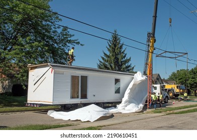 Dayton, Ohio - August 11, 2022: According To Manufactured Home News, Sales Continue To Grow Through June Of 2022 Over Conventional Housing. Seen Here, Modular Home Covering Is Being Removed.