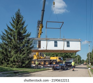 Dayton, Ohio - August 11, 2022: According To Manufactured Home News, Sales Continue To Grow Through June Of 2022 Over Conventional Housing. Seen Here, Crane Is Lifting And Transporting Modular Home Fr