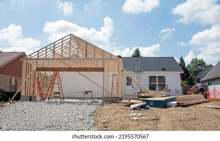 Dayton, Ohio - August 17, 2022: According To Manufactured Home News, Modular Home Sales Grow Thru June Of 2022 Over Conventional Housing. Seen Here, A Modular Home Garage Is Being Constructed On-site.