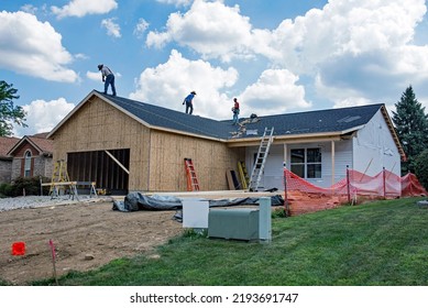 Dayton, Ohio - August 18, 2002: According To Manufactured Home News, Modular Home Sales Continue To Grow Over Conventional Housing. Seen Here, Workers Are Shingling The Roof Of Prefab Modular Home. 