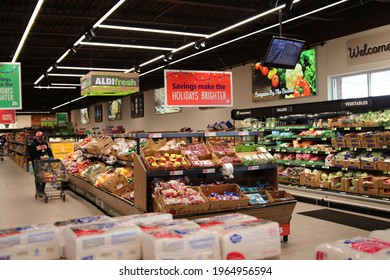 Dayton Ohio March 29, 2021
Customer shops in Aldi Grocery Market during Covid-19 pandemic.