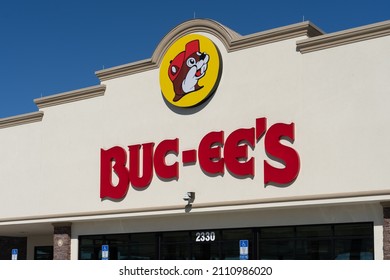 Daytona Beach, FL, USA - January 17, 2022: Buc-ee's Store Sign On The Building In Daytona Beach, FL, USA. Buc-ee's Is A Chain Of Travel Centers Known For Clean Bathrooms And Many Fueling Positions.