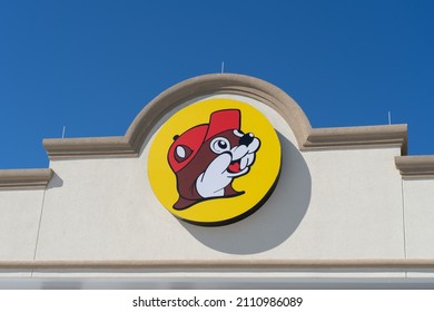 Daytona Beach, FL, USA - January 17, 2022: Buc-ee's Logo On The Building In Daytona Beach, FL, USA. Buc-ee's Is A Chain Of Travel Centers Known For Clean Bathrooms And Many Fueling Positions.