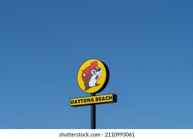 Daytona Beach, FL, USA - January 17, 2022: Buc-ee's High-rise Pole Sign In Daytona Beach, FL, USA. Buc-ee's Is A Chain Of Travel Centers Known For Clean Bathrooms And Many Fueling Positions.