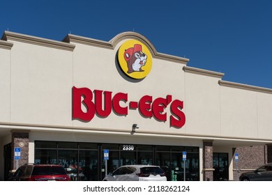 Daytona Beach, FL, USA - January 17, 2022: Buc-ee's Store Sign On The Building In Daytona Beach, FL, USA. Buc-ee's Is A Chain Of Travel Centers Known For Clean Bathrooms And Many Fueling Positions.