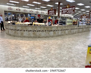 Daytona Beach, Florida - 2021: Buc-ee's Convenience Store And Gas Station. Food Counter With Fresh  BBQ, Texas Round Up, Brisket, Sausage, Turkey, Pulled Pork, Sweets, Fudge, Dipin' Dots, And Fudge. 