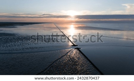 De Waddenzee bij Holwerd waar de veerdienst naar Ameland vandaan vertrekt (the Wadden Sea near Holwerd) 