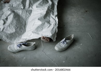 Dead Man Under White Bag Or Cloth Covered Death Body From Accident Or Murder At House Of Victim. Covid-19 Illness Pass Away Person From Low Health Care. Horror Death Sleep Scene For Halloween. 