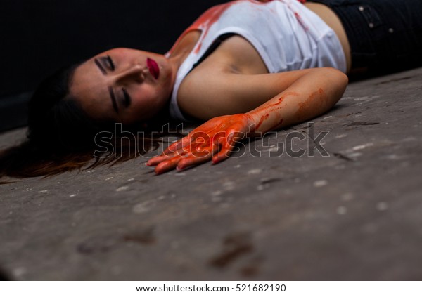 Мертвые девушки в морге фото
