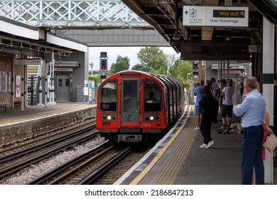 Debden, Loughton IG10, UK  July 31st 2022  A London Underground Tube Train Arrives At A Busy Debden Station, The Day After A Rail Workers Strike