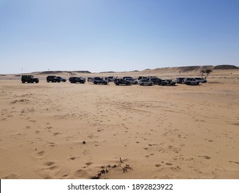 Dec 2020: Near Sealine Beach, Qatar: Fleet Of Cars On Sand Dunes, Adventure Sport. Sand Dune Driving Is A Favorite Sport Using Sport Utility Vehicle (SUV) By Citizens Of Qatar As Well As Expatriates.