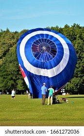 Decatur, AL/USA, 5/25/2019, Family Viewing Hot Air Balloon At Alabama Jubilee Hot Air Balloon Classic.